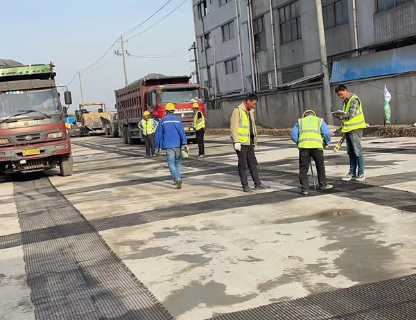 句容老材料的新故事：玻璃纤维土工格栅如何在‘白改黑’浪潮中重获新生？